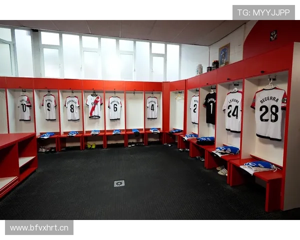 利物浦高位压迫战术持续强化,防守风险逐步反映于比赛稳定性 利物浦高位压迫战术持续强化,防守风险逐步反映于比赛稳定性