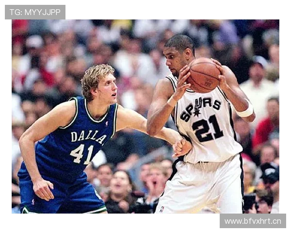 莱万 vs 戈麦斯:两种顶级中锋的战术角色与终结效率差异 莱万 vs 戈麦斯:两种顶级中锋的战术角色与终结效率差异