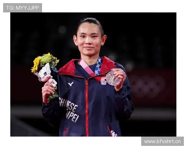 戴资颖训练场上严肃，后台出门竟被拍到逗趣一笑，看不出是羽坛狠角色了！