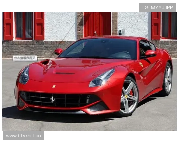 巴洛特利手捧薯条，后面停着好几辆法拉利——我看傻了