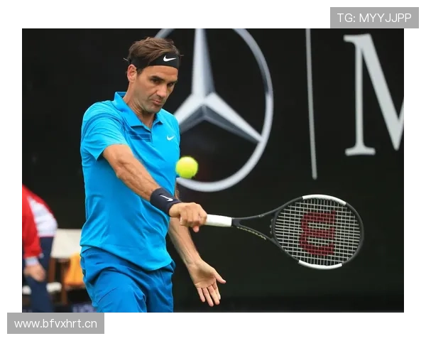 费德勒球拍旁边那双拖鞋才够奢侈，普通人买两套都没门儿