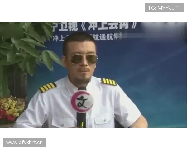 陈一冰穿睡裤逛菜市场，手上那串配饰像能抵一辈子加班钱，训练场上的铁汉脸去哪儿啦